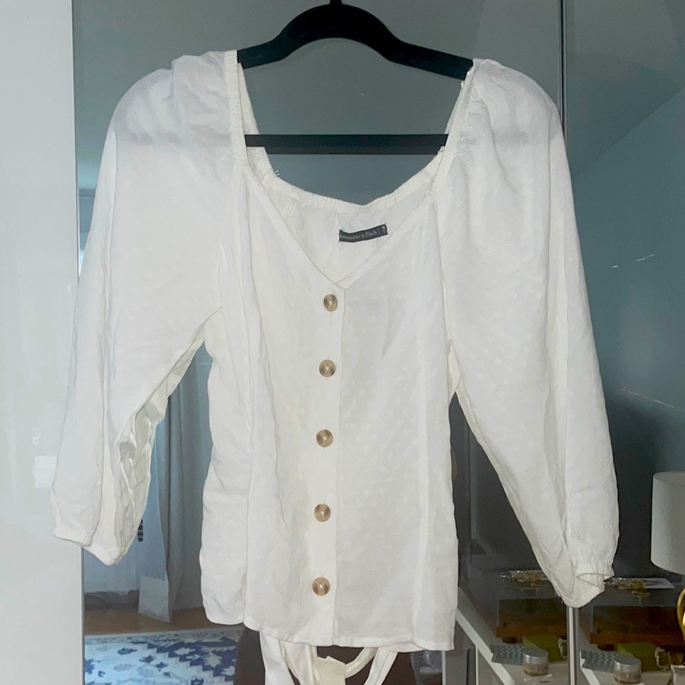 Form fitting A&F blouse